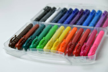 Renkli ipek renkli renkli renkli renkli çubukları beyaz izole bir arka planda düzgünce yerleştirin. Çizim ve sanat malzemeleri için parlak mum boya kalemleri, çocuklar ve yaratıcı projeler için ideal..