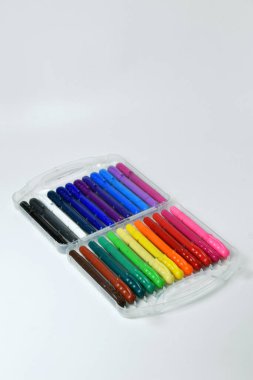 Çizim ve renklendirme için renkli ipek renkli boya çubukları, temiz beyaz izole bir arka planda düzenlenmiş. Çocuklar, okul projeleri ve yaratıcı sanat eserleri için ideal..