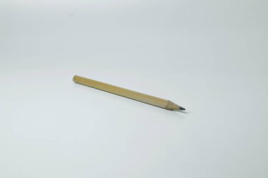 Genellikle beyaz arka planda yazmak için kullanılan tahta bir kalem..