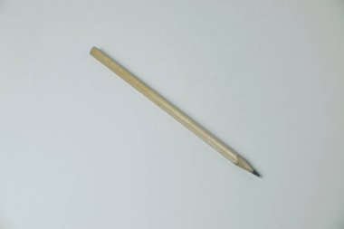 Genellikle beyaz arka planda yazmak için kullanılan tahta bir kalem..