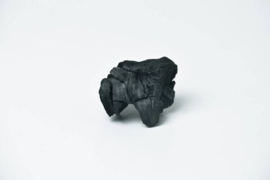 Yakılmış ahşaptan yapılmış doğal siyah kömür parçaları, temiz beyaz bir arkaplanda izole edilmiş. Barbekü, ızgara ya da organik yakıt kavramları için ideal..