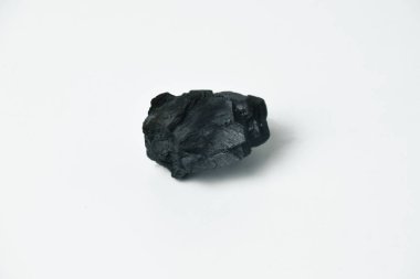Yakılmış ahşaptan yapılmış doğal siyah kömür parçaları, temiz beyaz bir arkaplanda izole edilmiş. Barbekü, ızgara ya da organik yakıt kavramları için ideal..