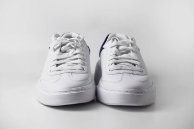 Beyaz arka planda izole edilmiş şık beyaz spor ayakkabıları..