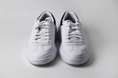 Beyaz arka planda izole edilmiş şık beyaz spor ayakkabıları..