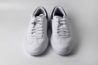 Beyaz arka planda izole edilmiş şık beyaz spor ayakkabıları..