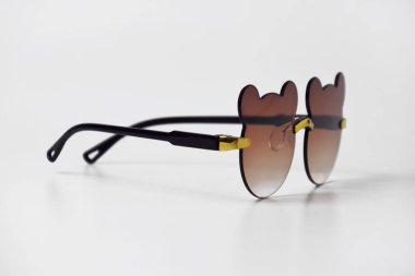 Beyaz arka planda sevimli ve yaratıcı gözlük takan sevimli ayı şekilli gözlük partiler ve eğlenceli anlar için harika bir tasarım..