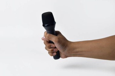 İzole edilmiş beyaz arka planı olan bir mikrofonu tutan bir erkek. Ses, şarkı, özgürlük, direniş veya demokrasi temaları için mükemmel.