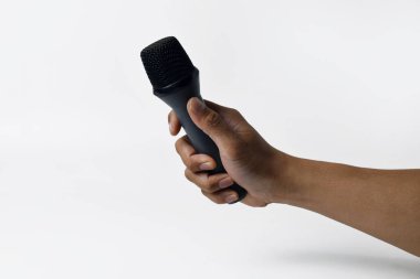 Beyaz arka planda mikrofonu tutan adamlar. Konuşmanın ve özgürlüğün sembolü.