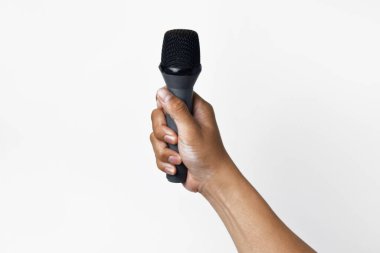 İzole edilmiş beyaz arka planı olan mikrofonu tutan bir adamın tek eli. Şarkı söylemek, konuşmak, ilahi söylemek, direniş ve demokrasi için uygun bir tema.