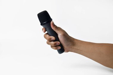 Beyaz arka planda mikrofonu tutan adamlar. Konuşmanın ve özgürlüğün sembolü.