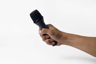 İzole edilmiş beyaz arka planı olan bir mikrofonu tutan bir erkek. Ses, şarkı, özgürlük, direniş veya demokrasi temaları için mükemmel.