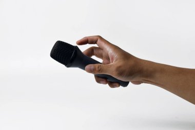 Beyaz arka planda mikrofonu tutan adamlar. Konuşmanın ve özgürlüğün sembolü.