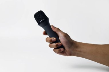 Beyaz arka planda mikrofonu tutan adamlar. Konuşmanın ve özgürlüğün sembolü.