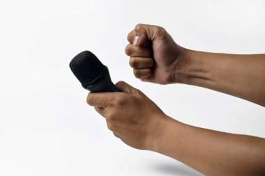 Mikrofon tutan bir adamın iki eli ve beyaz izole edilmiş bir arka planı olan bir adam. Şarkı söylemek, konuşmak, ilahi söylemek, direniş ve demokrasi için uygun bir tema.