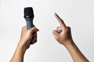 Bir kişi aşağıdan bir mikrofon tutar ve diğer el yukarı doğru sarılır ve beyaz izole bir arka plan oluşturur. Konuşma, şarkı söyleme, direniş ve demokrasinin sembolü.