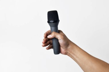 Asyalı bir adamın el ele tutuşması ve beyaz arka planda izole edilmiş bir mikrofon kullanması. Şarkı söyleme, konuşma, direniş, ifade ve demokrasi kavramı.