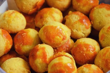 Yuvarlak bir sembol şeklinde, üzerinde tatlı kırmızı bir pasta. Bayram kutlamalarında tatlı ve yumuşak bir tadı var..