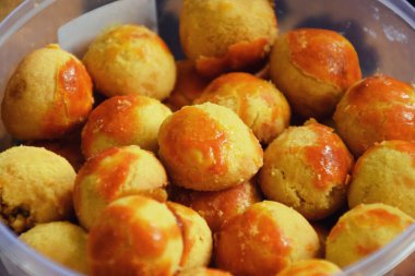 Yuvarlak bir sembol şeklinde, üzerinde tatlı kırmızı bir pasta. Bayram kutlamalarında tatlı ve yumuşak bir tadı var..