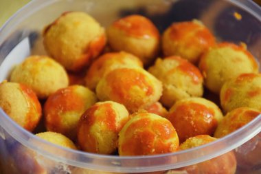 Yuvarlak bir sembol şeklinde, üzerinde tatlı kırmızı bir pasta. Bayram kutlamalarında tatlı ve yumuşak bir tadı var..