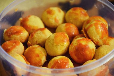 Yuvarlak bir sembol şeklinde, üzerinde tatlı kırmızı bir pasta. Bayram kutlamalarında tatlı ve yumuşak bir tadı var..