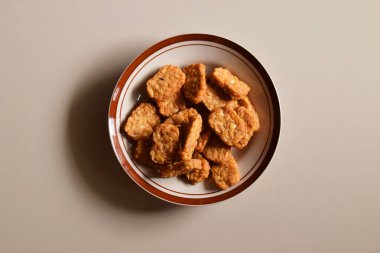 Endonezya usulü kızarmış Tempeh 'in en iyi manzarası. Lezzetli bir tadı var..