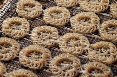 Bir grup çiğ beyaz kraker, tipik bir Endonezya yemeği olan 