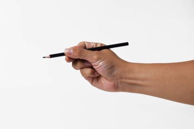 Asyalı bir adamın eli siyah bir kalemi sanki izole edilmiş beyaz arkaplanı olan bir şey yazıyor gibi tutuyor..