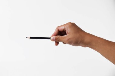 Yazı pozisyonunda kalem tutan Asyalı bir erkek, beyaz üzerine izole edilmiş. Eğitim, yazma ya da ofis işi gibi konular için harika.