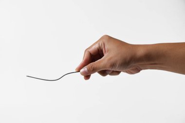 Asyalı bir adamın eli çelik bir çatal tutarken, temiz beyaz arka planda izole edilmiş yiyecekleri alır gibi..