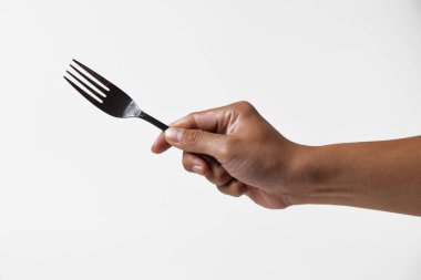 Asyalı erkeklerin elleri çelik çatal tutarken, sanki yalıtılmış beyaz bir arka planda yemek yiyormuş gibi..