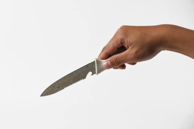Asyalı bir adamın elinde beyaz bir bıçak tutarken bir şeyi bıçaklamak istediğini gösteren bir ifade. Arkaplan izole edilmiş beyaz.
