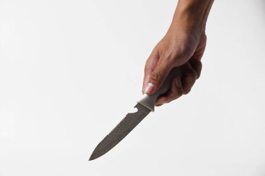 Asyalı bir adamın elinde beyaz bir bıçak tutarken bir şeyi bıçaklamak istediğini gösteren bir ifade. Arkaplan izole edilmiş beyaz.