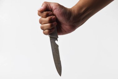 Asyalı bir adamın elinde beyaz bir bıçak tutarken bir şeyi bıçaklamak istediğini gösteren bir ifade. Arkaplan izole edilmiş beyaz.