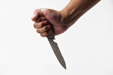Asyalı bir adamın elinde beyaz bir bıçak tutarken bir şeyi bıçaklamak istediğini gösteren bir ifade. Arkaplan izole edilmiş beyaz.