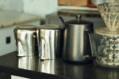 Endonezya 'da geleneksel bir kafede kahve servisi yapmak için birkaç bardak ve bir demlik..