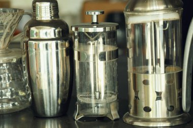 Geleneksel bir Endonezya kafesinde kahve yapmak ve servis etmek için ekipman.