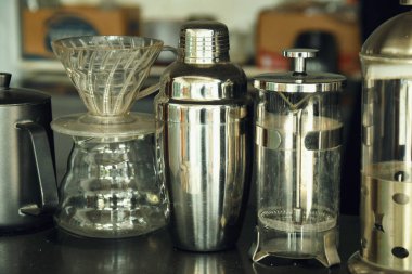 Geleneksel bir Endonezya kafesinde kahve yapmak ve servis etmek için ekipman.