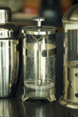 Geleneksel bir Endonezya kafesinde kahve yapmak ve servis etmek için ekipman.