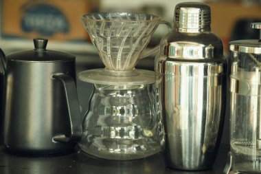 Geleneksel bir Endonezya kafesinde kahve yapmak ve servis etmek için ekipman.