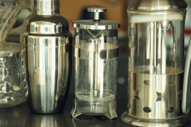 Geleneksel bir Endonezya kafesinde kahve yapmak ve servis etmek için ekipman.