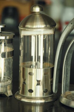 Geleneksel bir Endonezya kafesinde kahve yapmak ve servis etmek için ekipman.