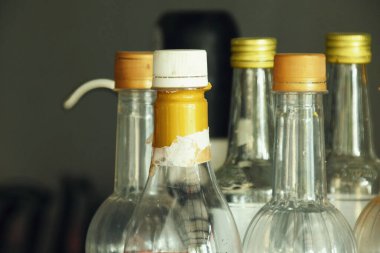 Geleneksel bir Endonezya kafesinde plastik bir şişe şurubun kapağının yakın çekimi..