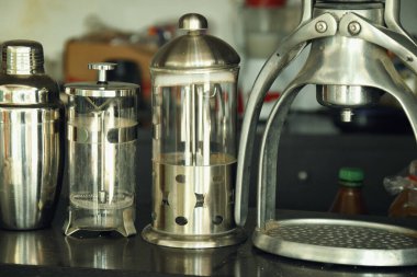 Geleneksel bir Endonezya kafesinde kahve yapmak ve servis etmek için ekipman.