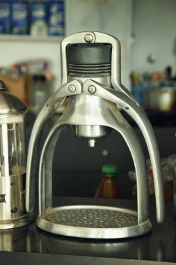 Geleneksel bir Endonezya kafesinde kahve yapmak ve servis etmek için ekipman.