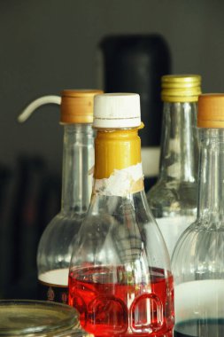 Geleneksel bir Endonezya kafesinde plastik bir şişe şurubun kapağının yakın çekimi..