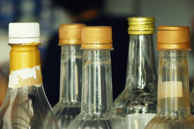 Geleneksel bir Endonezya kafesinde plastik bir şişe şurubun kapağının yakın çekimi..