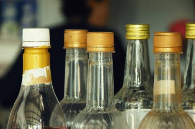 Geleneksel bir Endonezya kafesinde plastik bir şişe şurubun kapağının yakın çekimi..