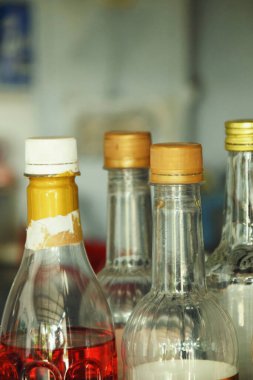 Geleneksel bir Endonezya kafesinde plastik bir şişe şurubun kapağının yakın çekimi..