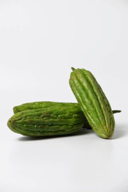 Endonezya sebze yemeklerinde sıklıkla kullanılan taze yeşil kavunları kapatın, temiz beyaz arka planda izole edilmiş..