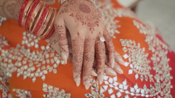 Mehndi Dekt Indiase Bruiden Handen Met Armbanden — Stockvideo